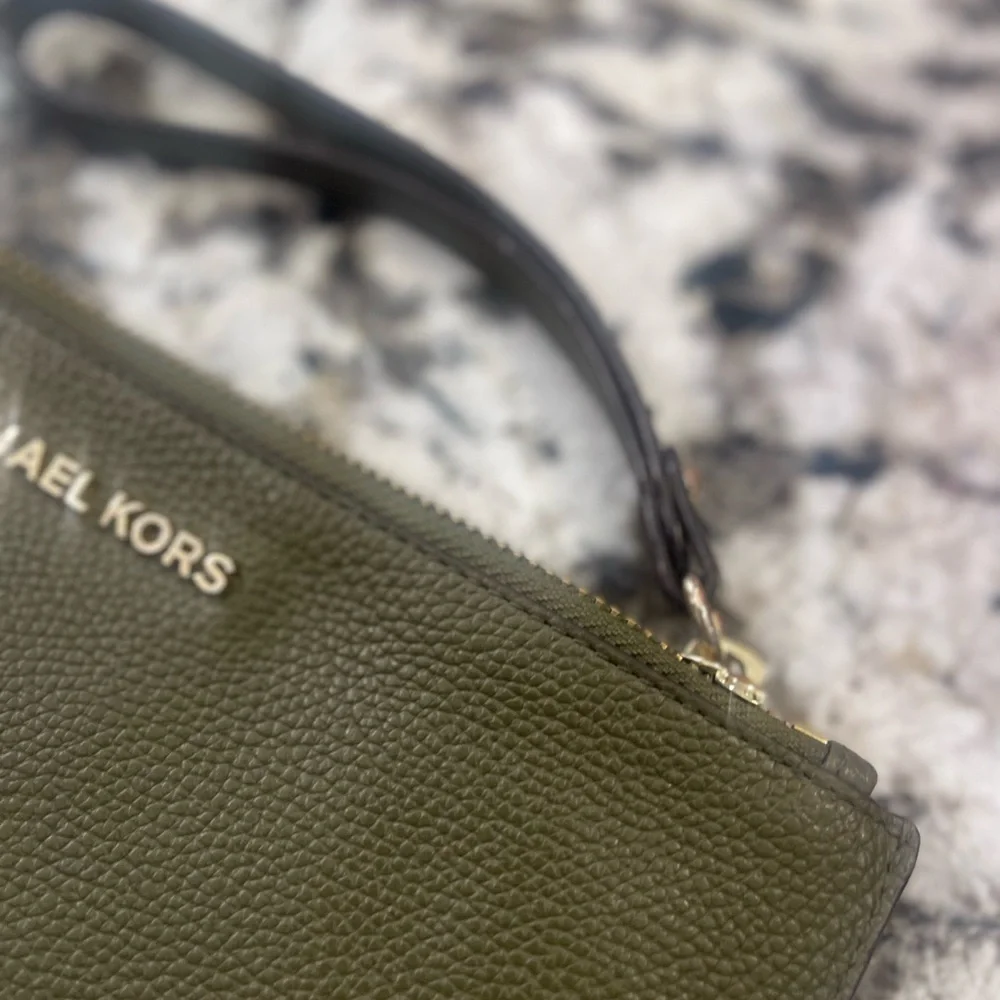 Michael Kors Wristlet woman’s